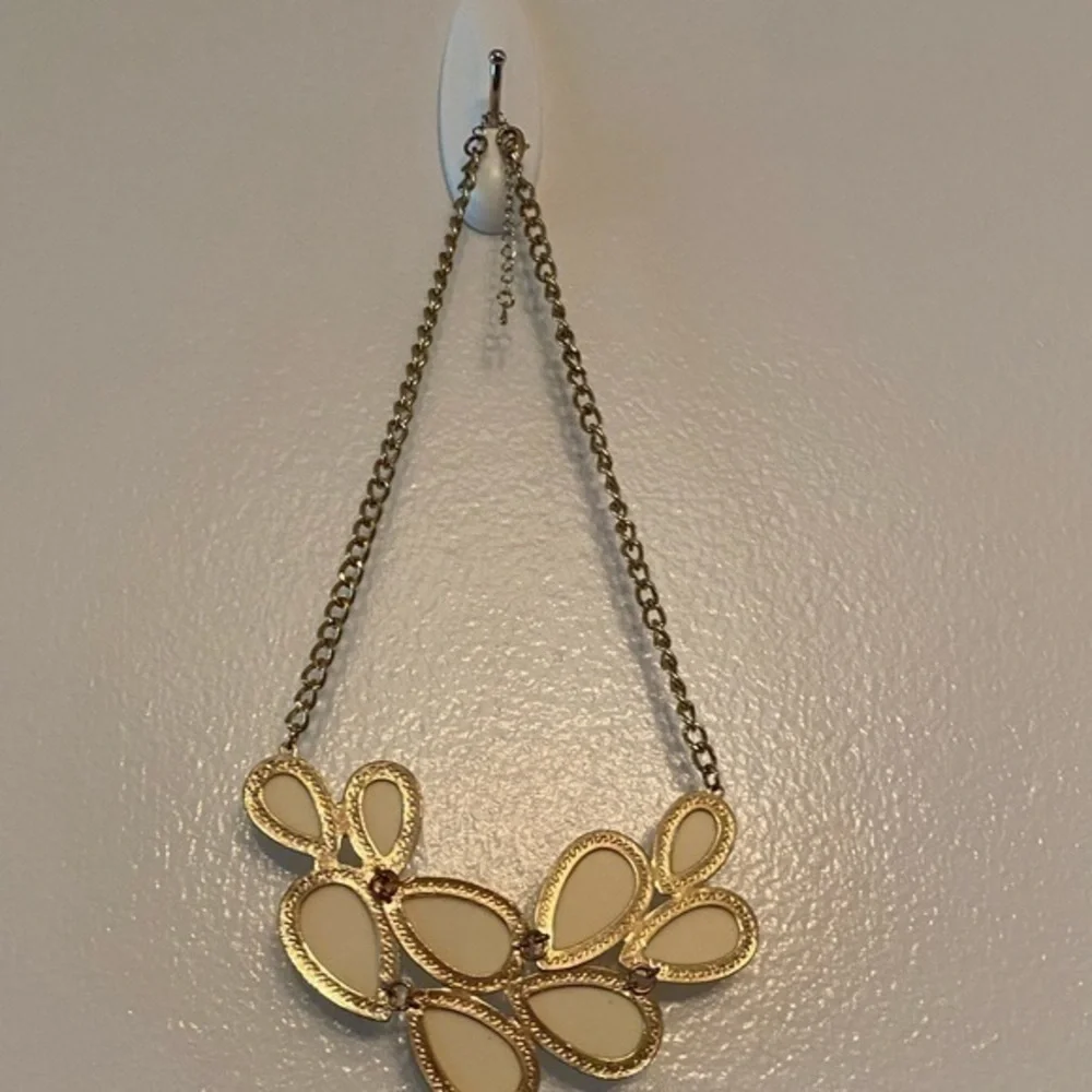 N/A white bauble